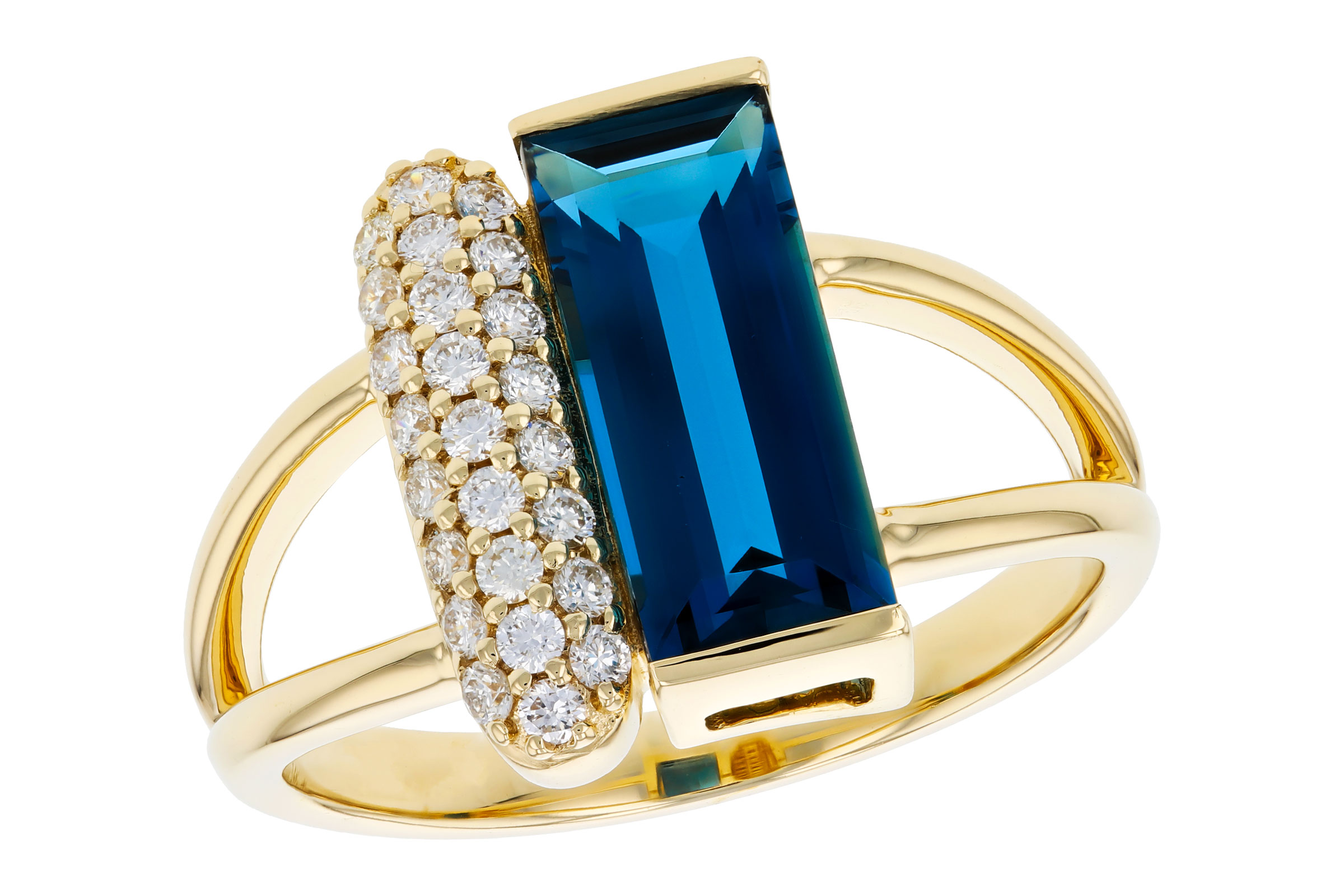 B330-11384: LDS RG 2.67 LONDON BLUE TOPAZ 2.92 TGW (12x5MM BT)
